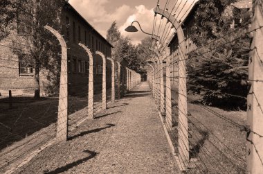 AUSCHWitz BIRKENAU POLAND 09 17: Auschwitz toplama kampı çitleri, Polonya 'da Üçüncü Reich tarafından kurulan ve yönetilen bir Alman Nazi toplama kampı ve imha kampı ağı idi..