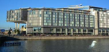 AMSTERDAM NETHERLANDS 10 03 2015: Hilton Amsterdam Centraal İstasyonu 'nun DoubleTree' si Amsterdam 'ın ünlü alışveriş caddeleri ve kültür mirası sahalarına iş ve eğlence konukları yerleştirdi 