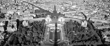 PARIS FRANCE OCT 16 2013: Paris 'e Eyfel Kulesi' nden kuş bakışı bakış açısı 2.249.975 kişilik bir nüfusa sahiptir ancak metropoliten alanı Avrupa 'nın en büyük nüfus merkezlerinden biridir. 