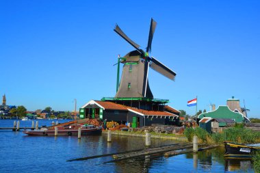 Zaanse Schans'a Netherland 01 Ekim 2015: Zaanse Schans'a Zaandam Zaanstad Hollanda belediyesinde bir semtidir. İyi korunmuş tarihi yel değirmenleri bir koleksiyona sahiptir