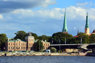 RIGA LATVIA 09 17 2015: Eski Riga 'nın çan kuleleri (Letonca: Vecriga) Riga' nın tarihi merkezidir. Riga 'nın tarihi merkezi UNESCO' nun Dünya Mirasları Alanıdır.