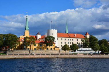 Riga Letonya 09 22 2015: Riga Castle Riga'da Daugava Nehri kıyısında bir kale, kale 1330 kurulmuştur. Bu yapı iyice 1497 ve 1515 arasında yeniden inşa edildi.