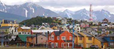 USHUAIA ARGENTINA 127: Ushuaia, Arjantin 'in Tierra del Fuego, Antartida e Islas del Atlantico Sur eyaletinin başkentidir. Yaygın olarak dünyanın en güneydeki şehri olarak kabul edilir.