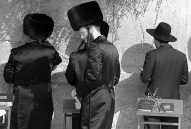 JERUSALEM ISRAEL 26 10 16: Yahudi duası Batı Duvarı, Ağlama Duvarı Ağlama Yeri eski Kudüs şehrinde antik bir kireçtaşı duvardır. Büyük Herod 'dan İkinci Yahudi Tapınağı