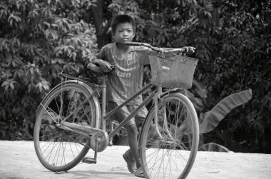 Phnom Phen, Kamboçya 23 Mart 2013: Sadece Phnom Phen, Kamboçya 'da tanımlanamayan sokak çocuğu poz veriyor. Sadece Phnom Penh' de 10 ila 20 bin arasında çocuk yaşıyor ve sokaklarda çalışıyor.