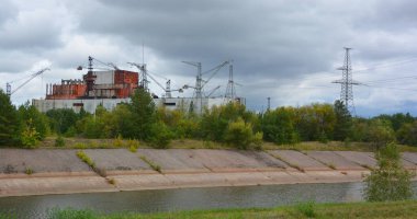 CHERNOBYL UKRAINE 09 03: 17: 6 numaralı reaktör, 5 ve 6 numaralı reaktörlerin yapımı 4. Çernobil nükleer santralindeki patlama gecesi boyunca devam etti.. 