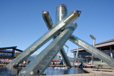 Vancouver Bc Canada 10 Haziran 2010: Açılış töreni sırasında Nash, Greene ve Gretzky, Bc Place 'in içinde bir kazan yaktılar..