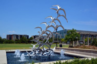 CHARLESTON SC ABD 06: 24 2016: Gadsdenboro Waterfront Park ve Charleston limanı manzaralı. Çeşme Douwe Blumberg tarafından tasarlandı ve uçan kuşları taklit ediyor.. 