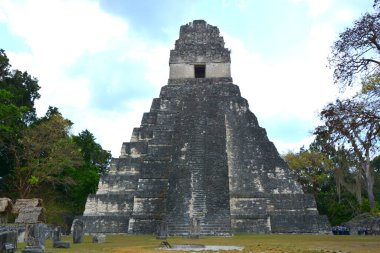 TIKAL, GUATEMALA MAYIS 03 2016: Guatemala Tikal Ulusal Parkı 'ndaki Kolomb öncesi Maya uygarlığının arkeolojik alanı 1979' dan beri UNESCO Dünya Mirası Alanı 'dır.