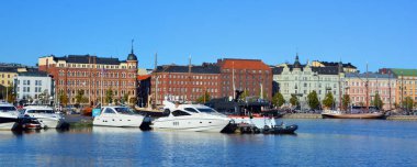 Helsinki Finlandiya 09 25 2015: Pohjoisranta merkezinde bulunan ve Kuzey Limanı çalışır. Rıhtımlar üzerinde farklı tarihsel dönemlerde farklı mimari tarzlarda yapılmış evler vardır