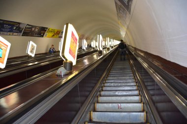 KIEV UKRAINE 09 05: Dünyanın en derin istasyonunun merdivenleri, Kiev Metro 'nun Arsenalna' sı veya Kyiv Metro, Kiev 'in toplu taşımacılığının temel dayanağı olan metro sistemidir..