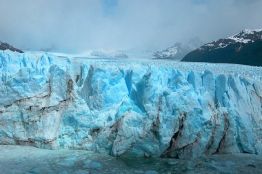 Perito Moreno Buzulu, Arjantin 'in Santa Cruz eyaletindeki Los Glaciares Ulusal Parkı' nda bulunan bir buzuldur. Patagonya 'nın en önemli turistik merkezlerinden biridir.
