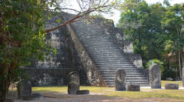 TIKAL, GUATEMALA MAYIS 03 2016: Guatemala Tikal Ulusal Parkı 'ndaki Kolomb öncesi Maya uygarlığının arkeolojik alanı 1979' dan beri UNESCO Dünya Mirası Alanı 'dır.