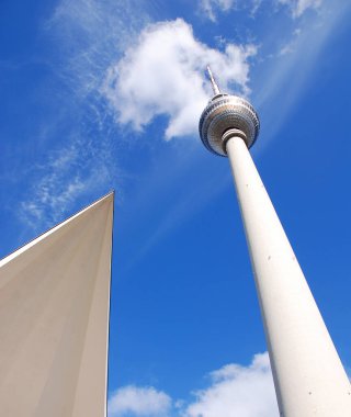 Berlin Almanya 09: 25: Fernsehturm (Televizyon Kulesi) Alexanderplatz 'da bulunmaktadır. Kule 1965 ve 1969 yılları arasında eski Alman Demokratik Cumhuriyeti tarafından inşa edilmiştir.