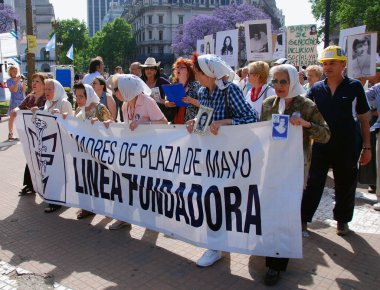 BUENOS AIRES, ARGENTINA 11 17 2011: Plaza de Mayo Anneleri (Asociacion Madres de Plaza de Mayo), Arjantinli annelerin çocukları terörizm sırasında 