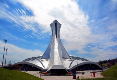 Montreal Kanada 04: 12: 19. Montreal Olimpiyat Stadyumu ve kulesi. Dünyanın en yüksek eğimli kulesi. Olimpiyat turu 175 metre uzunluğunda ve 45 derecelik açıyla yapılıyor.
