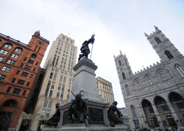MONTREAL QUEBEC CANADA 05 17 17: Paul de Chomedey 'in heykeli, Mösyö de Maisonneuve Montreal' in ilk valisi. Notre-Dame Bazilikası 'nın önünde tarihi Montreal bölgesinde bir bazilika bulunmaktadır.
