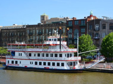 Savannah, Georgia Usa 27 Haziran 2016: Savannah nehir botu, Georgia Queen gezintiye çıktı. River Street Riverboat Company ilk olarak 1991 yılında Jonathan Claughton yönetiminde kuruldu..