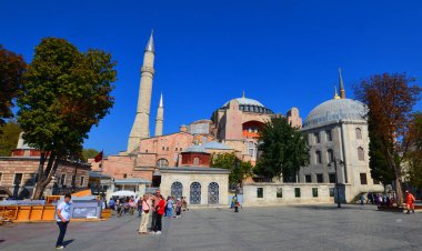 ISTANBUL TURKEY 09: 30, 2013: Ayasofya I. Justinian altında inşa edilen bir Katolik Kilisesi idi ve Doğu Katolik katedrali ve Yunan Ortodoks Hıristiyan ataerkil katedrali oldu.