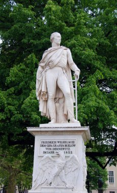 BERLİN GERMANY 12 Mayıs 2010: Luiseninsel 'deki heykel, 1797 yılından ölümüne kadar Prusya kralı ve Koalisyon Savaşları sırasında Napolyon' un rakibi olan III. Friedrich Wilhelm 'i anmaktadır..