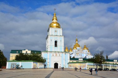 KIEV UKRAINE 09 04 17: Aziz Michael Altın Kubbe Manastırı işlevsel bir manastır. Manastır, Aziz Sophia Katedrali 'nin kuzeydoğusundaki Dinyeper Nehri' nin sağ kıyısında yer almaktadır..