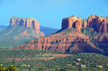 Sedona parkı ABD 'nin Arizona eyaletinin kuzey Verde Vadisi bölgesinde yer almaktadır. Sedona 'nın ana cazibesi kırmızı kumtaşı oluşumları dizisidir. 