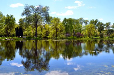 Gün batımında göl manzarası