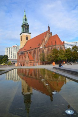 BERLİN-GERMANY 09: 23: 17, Almanca 'da Marienkirche olarak bilinen kilise. Eski adı Kaiser-Wilhelm-Strasse olan Karl-Liebknecht-Caddesi 'nde yer almaktadır.