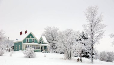 Quebec Kanada kırsalında bir kar fırtınasında ev.