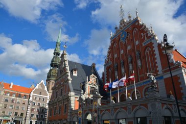 RIGA LATVIA 17 09 2015: Belediye Meydanı - Riga Letonya 'nın eski kenti Riga Letonya' daki Kara Kafalar ve Aziz Peters Kilisesi 'nin evi.