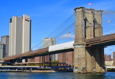 NEW YORK CITY NY 10 29: 13: Brooklyn Köprüsü, ABD 'deki en eski asma köprülerden biridir. 1883 'te tamamlandı, Manhattan ve Brooklyn' in New York ilçelerini Doğu 'ya yayarak birbirine bağlıyor. 