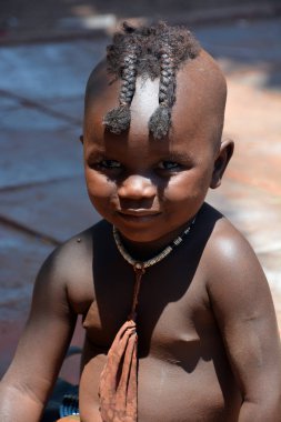 Swakopmund, Namibya, 09 Ekim 2014: Swakopmund 'un Mondesa gecekondu mahallesinde yaşayan kimliği belirsiz çocuk. Namibya 'da evlerin yaklaşık yüzde 27,6' sı yoksul olarak sınıflandırılıyor.