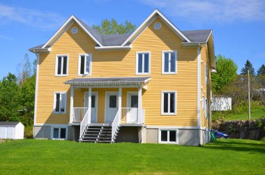 Çimenli ve mavi gökyüzü olan modern ev