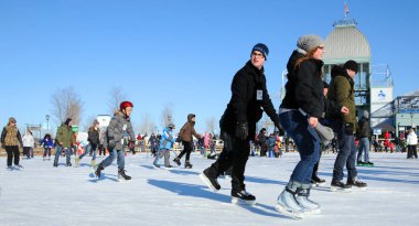 MONTREAL CANADA 25 Şubat 2012: Eski liman buz halkası yapay buz yüzeyi, tarihi Old-Montreal ve nehir manzarası