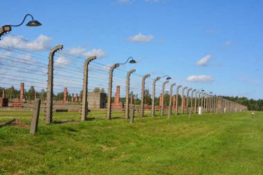 AUSCHWitz BIRKENAU POLAND 09 17: Auschwitz toplama kampı çitleri, Polonya 'da Üçüncü Reich tarafından kurulan ve yönetilen bir Alman Nazi toplama kampı ve imha kampı ağı idi..