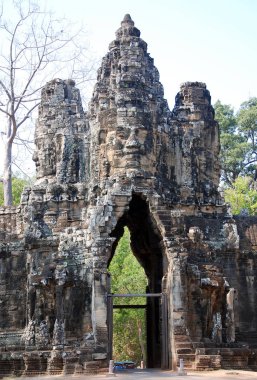 Bayon Kamboçya 'da Angkor' da iyi bilinen bir Khmer tapınağıdır. 12. yüzyılın sonlarında ya da 13. yüzyılın başlarında Mahayana Budist Kralı 7. Jayavarman 'ın resmi devlet tapınağı olarak inşa edilmiştir.,