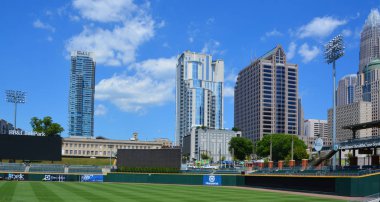 Charlotte South Carolina 06: 24 2016: Bb & T Ballpark bir beyzbol stadyumudur. Uptown-area Stadyumu, Charlotte Knights 'a ev sahipliği yapmaktadır..
