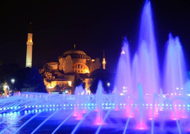 İSTANBUL SEPT. 30 Eylül 2013 'te İstanbul, Türkiye' de, Ayasofya 'nın önündeki çeşme. Ayasofya eski bir Ortodoks ataerkil bazilikası, sonra cami, şimdi de müze..