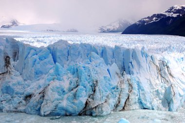 Perito Moreno Buzulu, Arjantin 'in Santa Cruz eyaletindeki Los Glaciares Ulusal Parkı' nda bulunan bir buzuldur. Patagonya 'nın en önemli turistik merkezlerinden biridir.