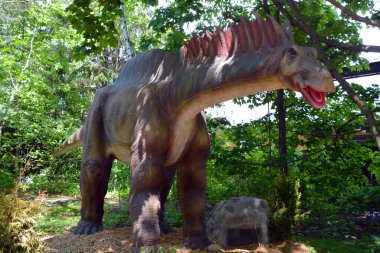 Yeşil Park 'taki dinozor heykeli