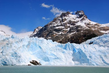 Perito Moreno Buzulu, Arjantin 'in Santa Cruz eyaletindeki Los Glaciares Ulusal Parkı' nda bulunan bir buzuldur. Patagonya 'nın en önemli turistik merkezlerinden biridir.