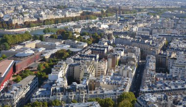 PARIS FRANCE OCT 16 2013: Paris 'e Eyfel Kulesi' nden kuş bakışı bakış açısı 2.249.975 kişilik bir nüfusa sahiptir ancak metropoliten alanı Avrupa 'nın en büyük nüfus merkezlerinden biridir. 
