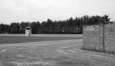 SACHSENHAUSEN ORANIENBURG, GERMANY 05 2010: Eski Nazi toplama kampı Mirador, şimdi Sachsenhausen Ulusal Anıtı