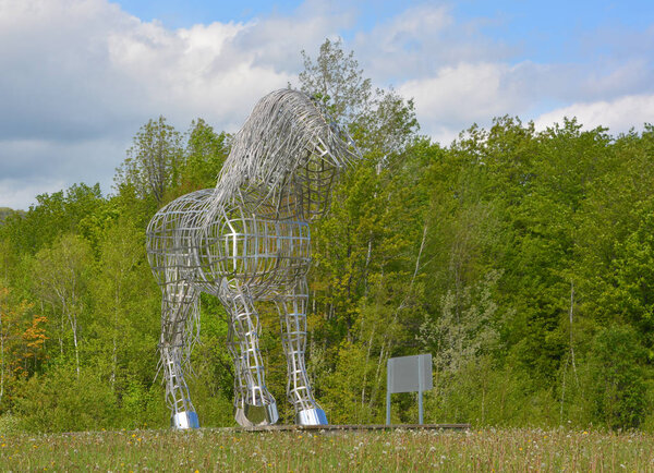 БРОМОНТ КЕБЕК КАНАДА 05 28 2017: У Мэй Изабель новая статуя в Бромонте. Дом конного парка Olympique de Bromont, конный парк.
