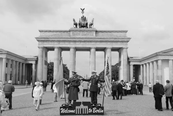 Берлин Германия Май Туристы Перед Бранденбургскими Воротами Мая 2010 Года — стоковое фото