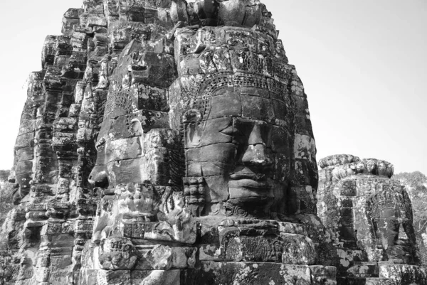 バイヨン寺院はカンボジアのアンコールにある有名なクメール寺院です 12世紀末または13世紀初頭に大乗仏教王ジャヤヴァルマン7世の公式国家寺院として建てられた — ストック写真