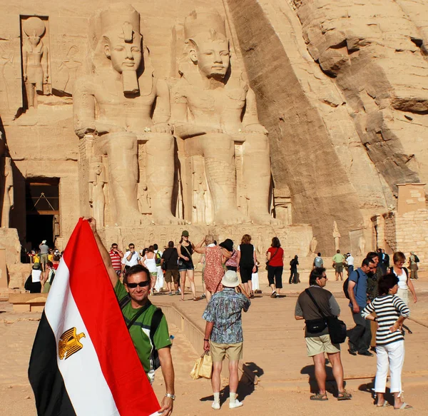 Abu Simbel 2008 Людина Розмахує Егіптійським Прапором Перед Храмами Абу — стокове фото