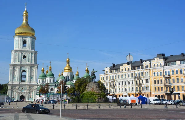 KIEV UKRAINE 09 04 04 17: Kiev 'deki Aziz Sophia Katedrali, Kievan Rus mimarisinin bir anıtıdır. Katedral, şehrin en bilinen simgelerinden biri ve Ukrayna 'nın ilk miras yeri..