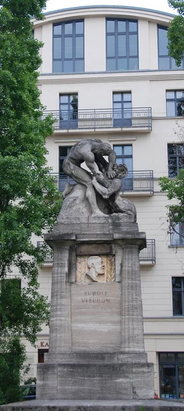 ベルリンドイツ05 ルドルフ ヴィルチャウ記念碑は 病理学者 考古学者 政治家 公衆衛生改革者であったルドルフ ヴィルチャウの屋外記念碑です — ストック写真
