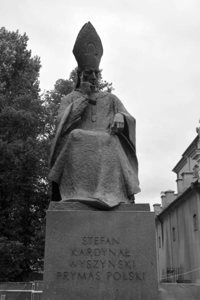 ワルシャワポーランド09 第二次世界大戦中にユダヤ人を助け ポーランドの共産主義占領に反対した枢機卿ステファン ヴィシジンスキーの記念碑 — ストック写真